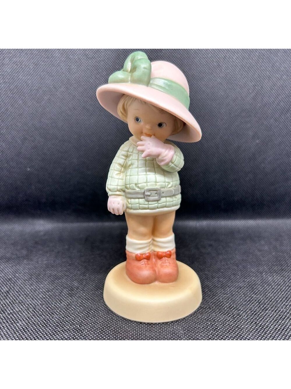 Memories of Yesterday "Blowing a kiss to a dear I miss" Membership figurine